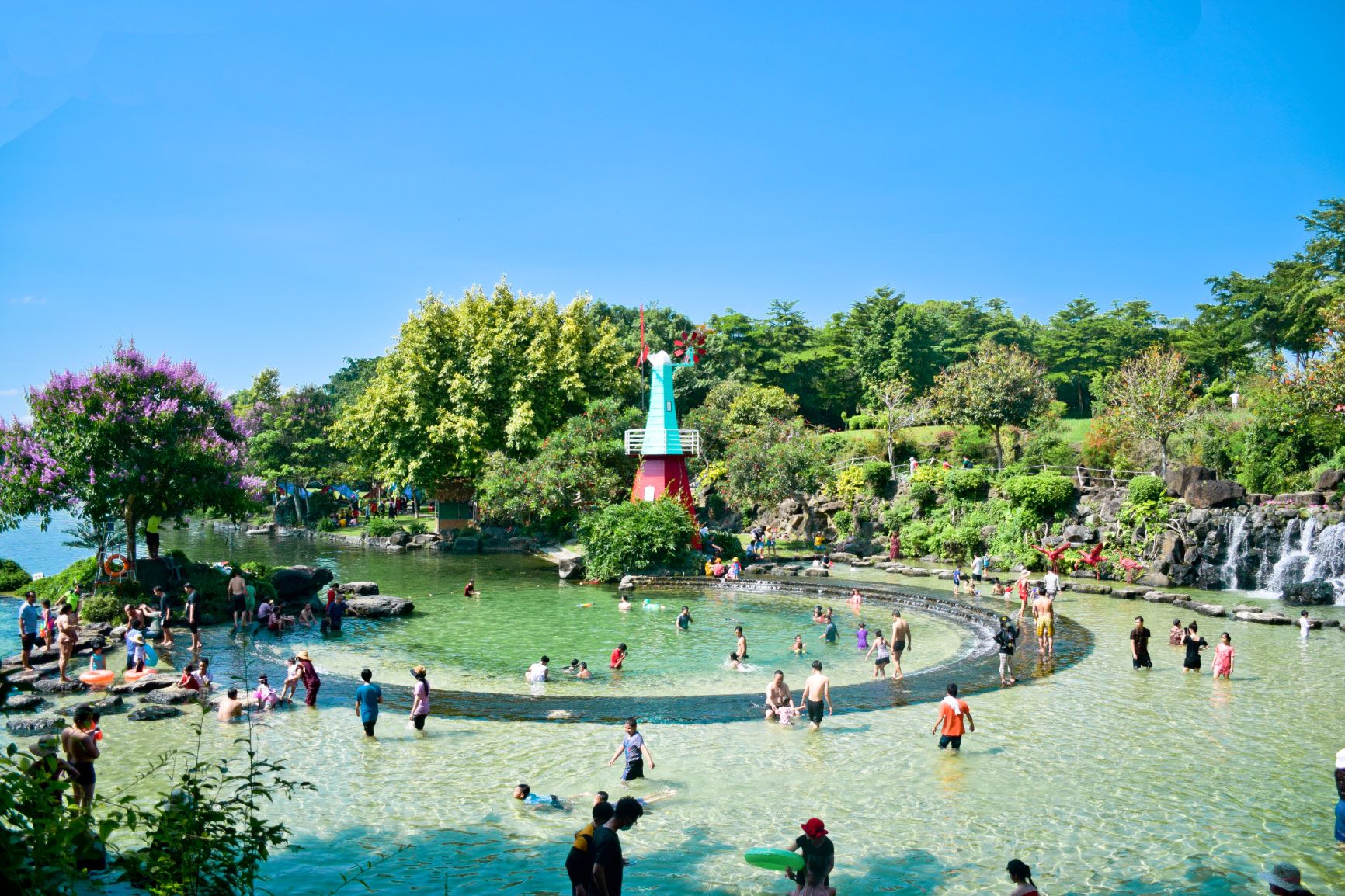 Khám Phá Thiên Nhiên Tươi Đẹp Tại Công Viên Suối Mơ Cùng Blue Diamond Hotel