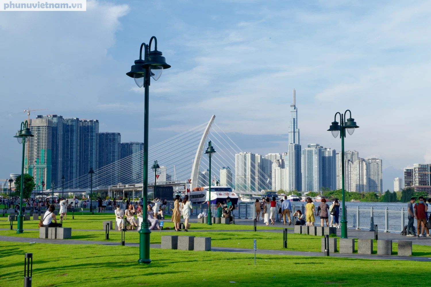 Khám phá Công viên Bến Bạch Đằng – Không gian xanh giữa lòng Sài Gòn