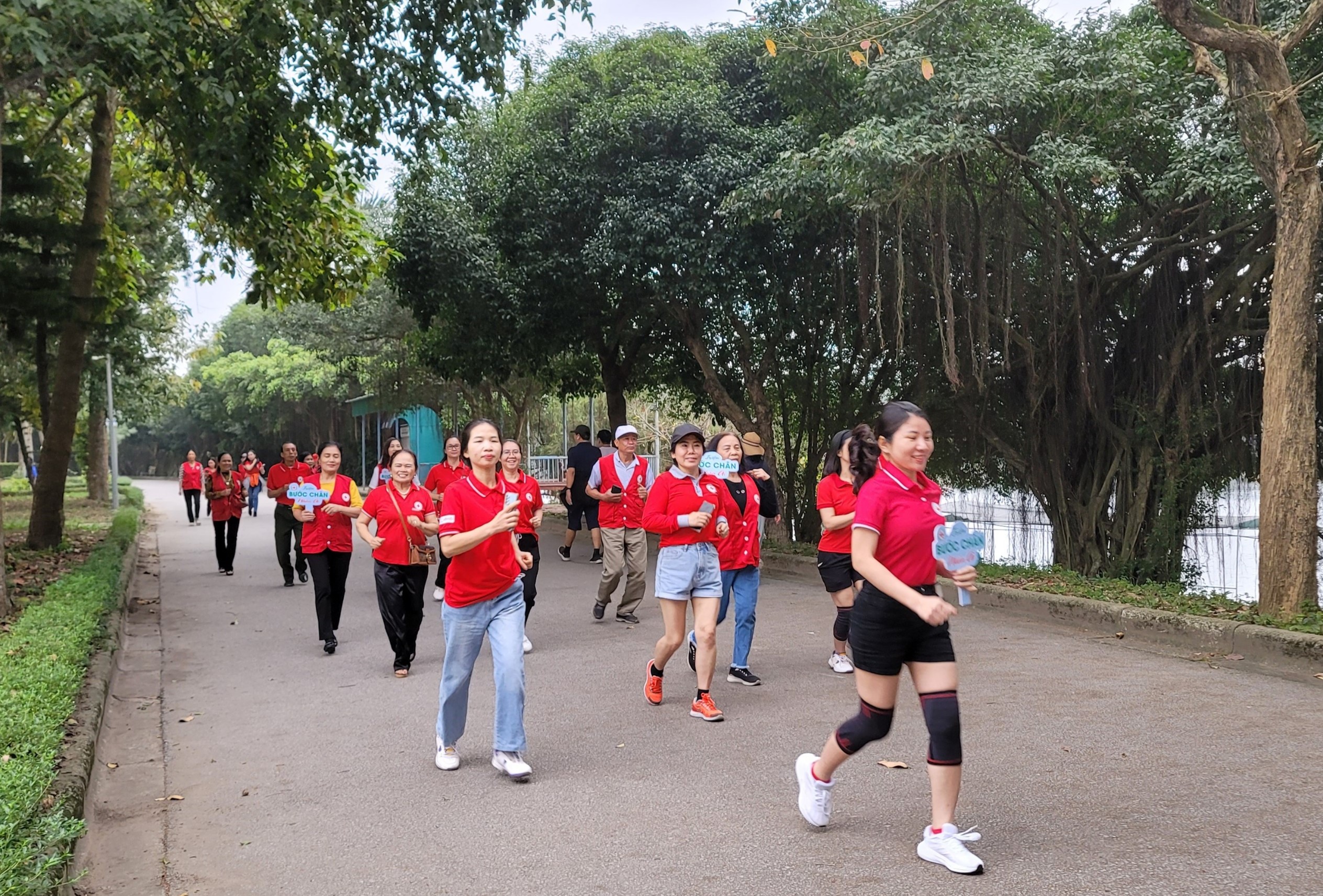 Các tình nguyện viên đang chạy bộ vòng quanh hồ điều hòa tại công viên Trung tâm TP Vinh – HỘI CHỮ THẬP ĐỎ VIỆT NAM