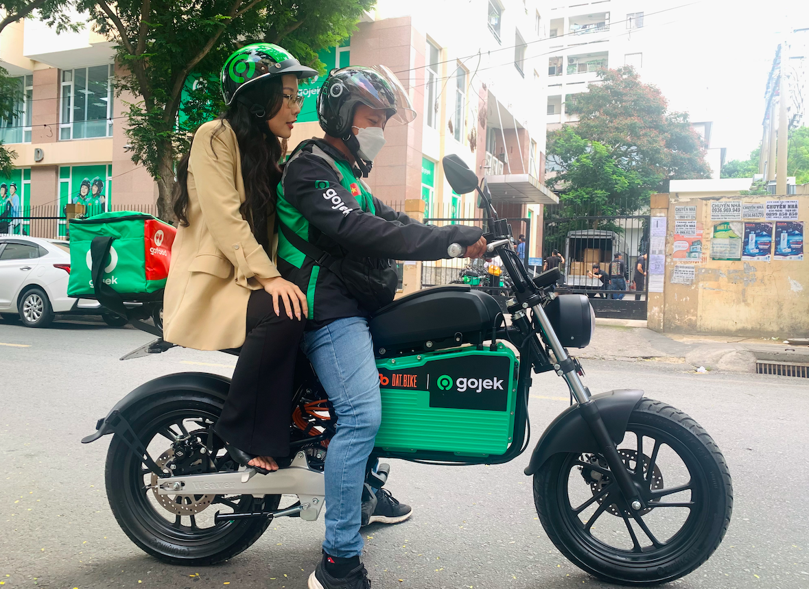 Lần đầu tiên người dân TP.HCM đi xe ôm công nghệ bằng xe máy điện, kiểu  dáng cực “cool ngầu”