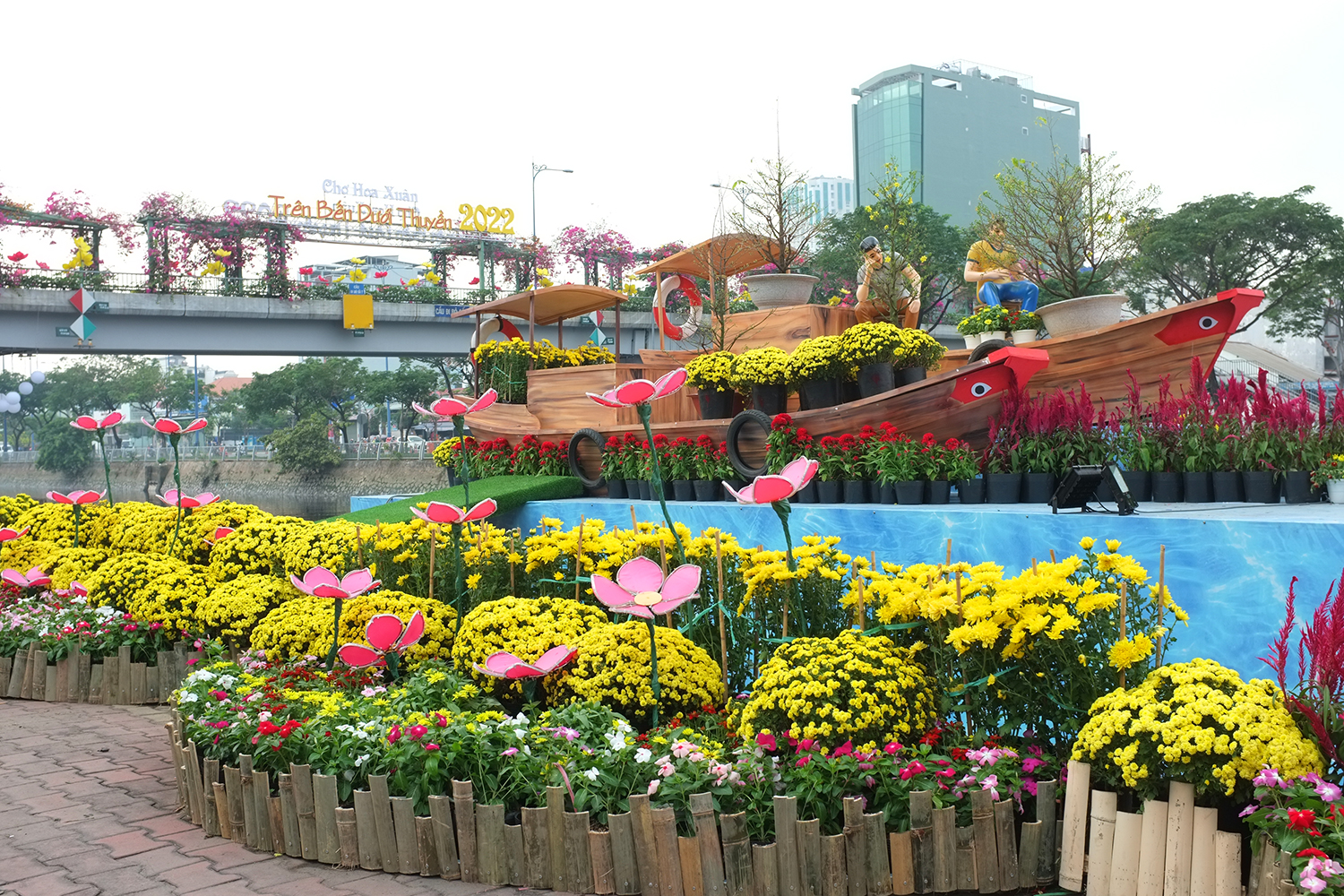 Chợ hoa xuân “Trên bến dưới thuyền”