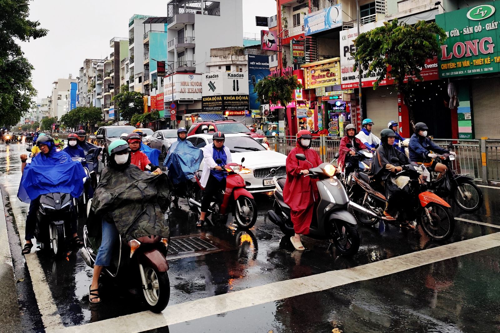 TP Hồ Chí Minh và Nam Bộ bước vào cao điểm mùa mưa, nắng nóng giảm nhiệt |  baotintuc.vn
