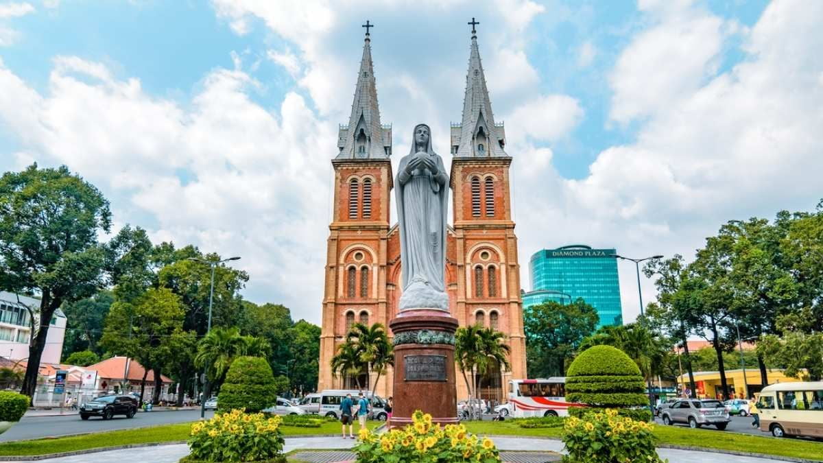 Nhà thờ Đức Bà - biểu tượng kiến trúc Gothic giữa lòng Quận 1 | Xanh SM
