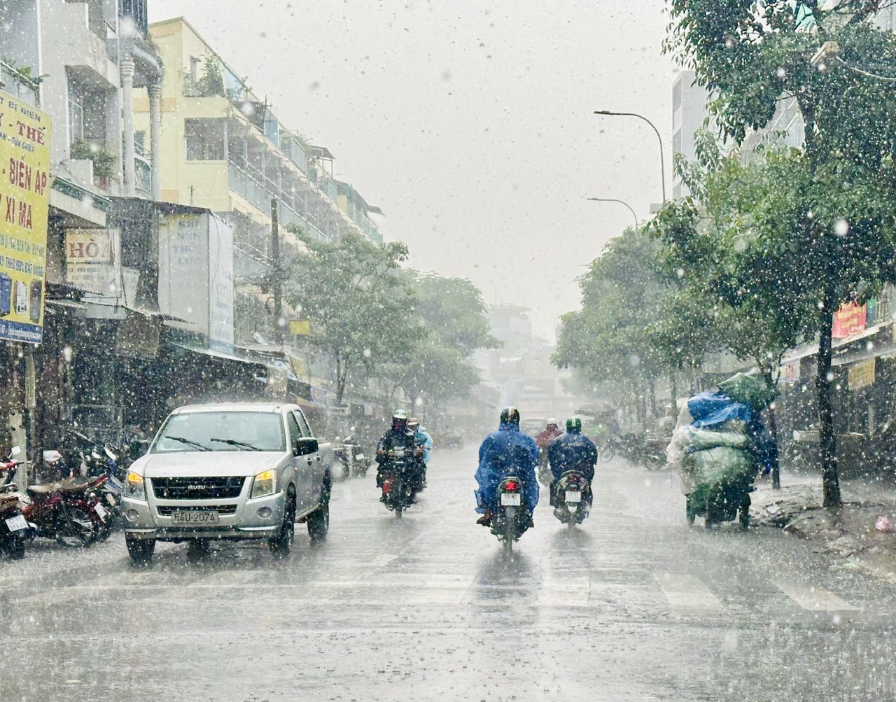 Trời oi bức, TP.HCM và Nam bộ khi nào mùa mưa bắt đầu?
