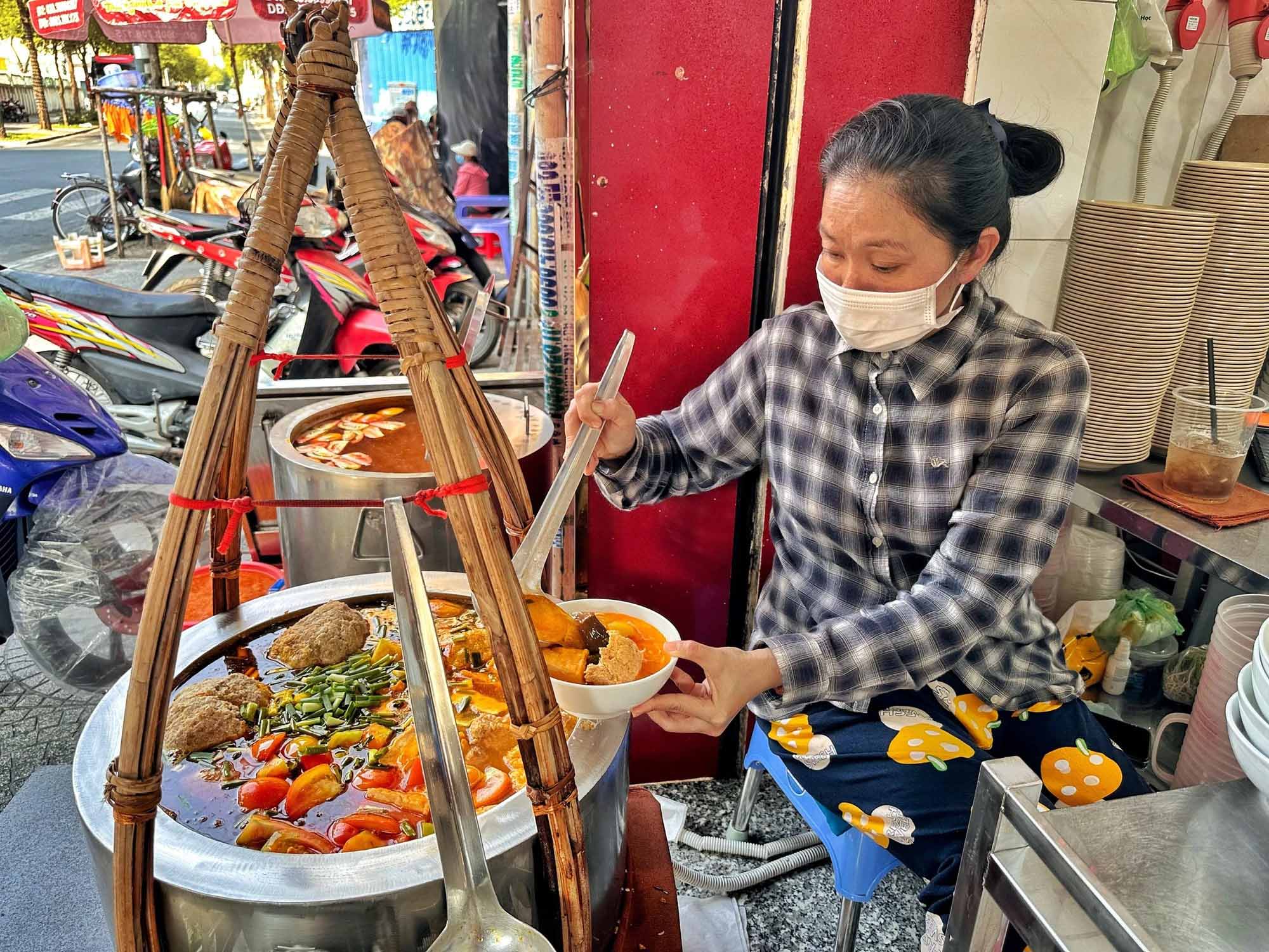 Chợ Bến Thành: Địa chỉ, giờ hoạt động & kinh nghiệm đi