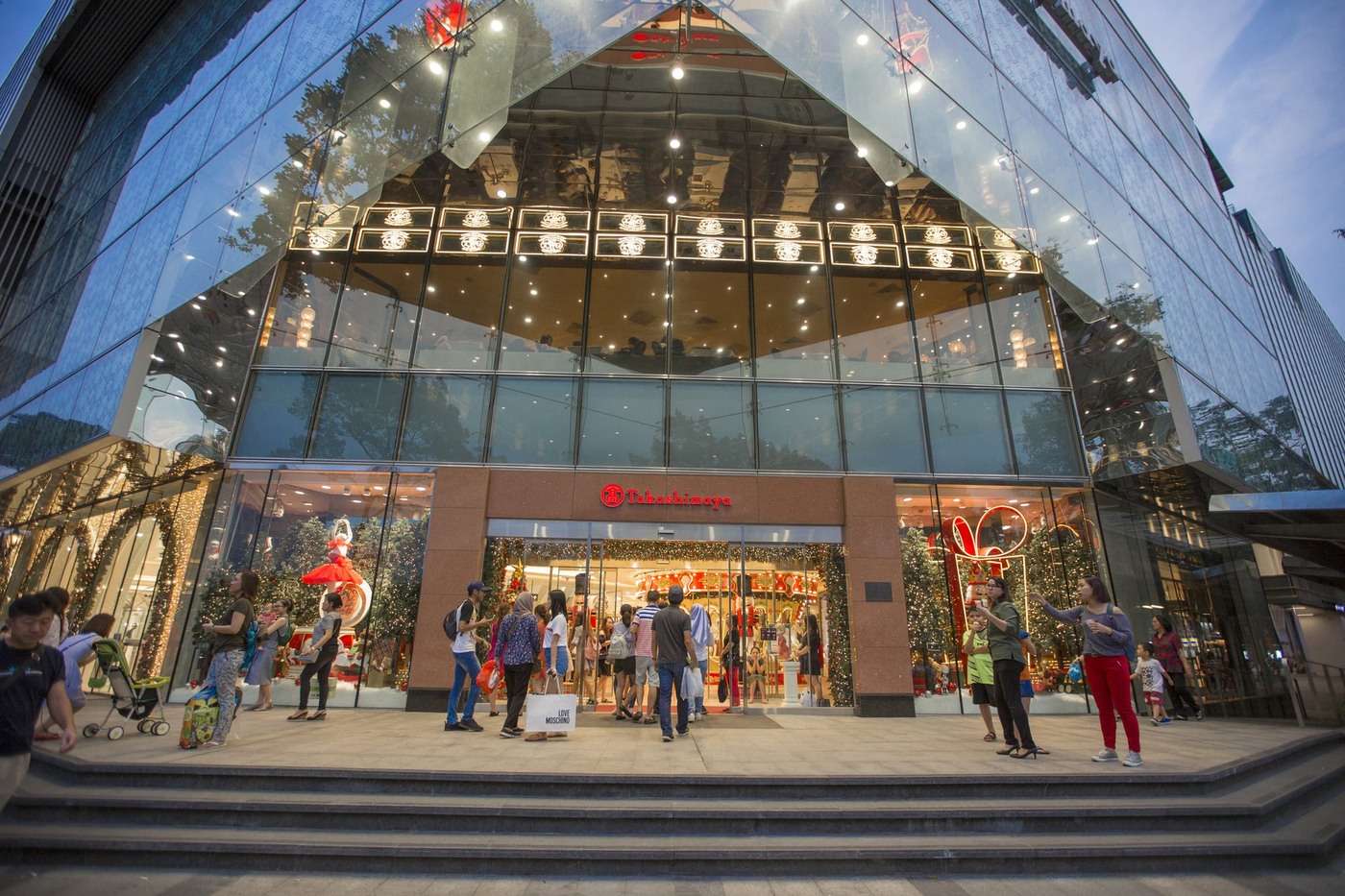Takashimaya: Tất tần tật về địa điểm ăn chơi, mua sắm bạn cần biết - Rever  Blog