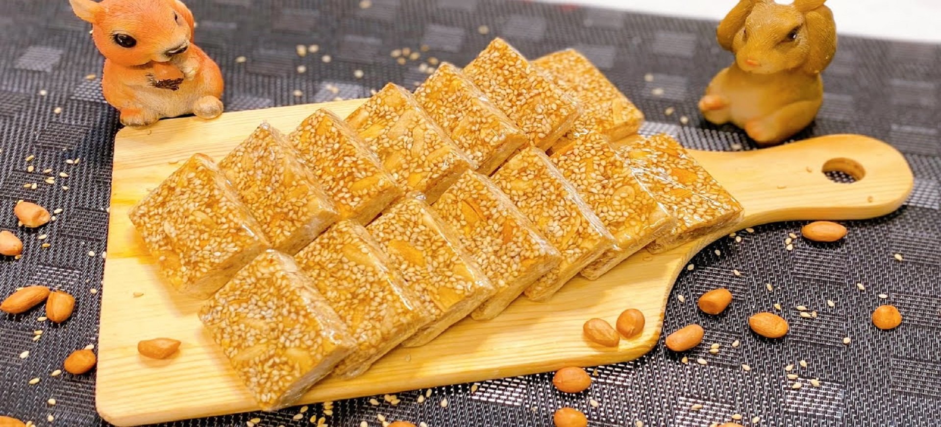 Mè xửng Huế: Nguyên liệu, cách làm & địa chỉ mua uy tín